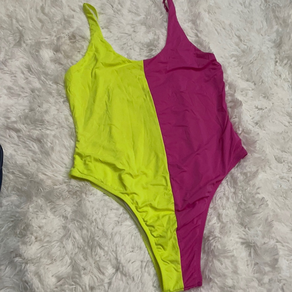 🤩One piece Fashion Nova bathing suit🤩